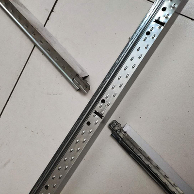 Het opgeschorte BROODJE die van de het net LICHTE KIEL van het plafond ontwerpende T-stuk het KANAALbroodje vormen die van het MACHINEplafond MACHINE VORMEN