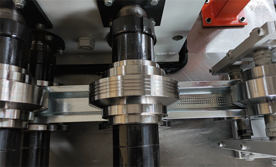 Metaalnagel en automatische hoge snelheid van het spoor de machine gegalvaniseerde blad volledig