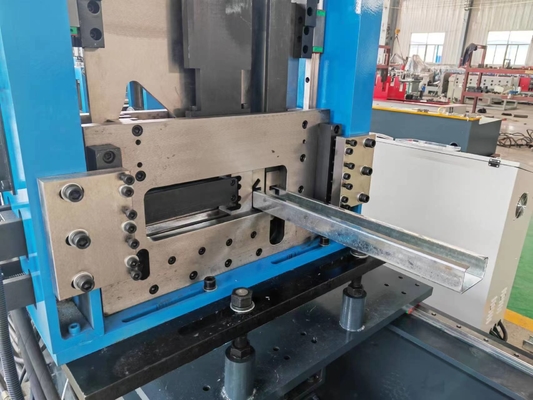 G350 G550 2,4 mm volledig hard staal gegalvaniseerd stalen profiel C / Z Purlin-rolvormmachine